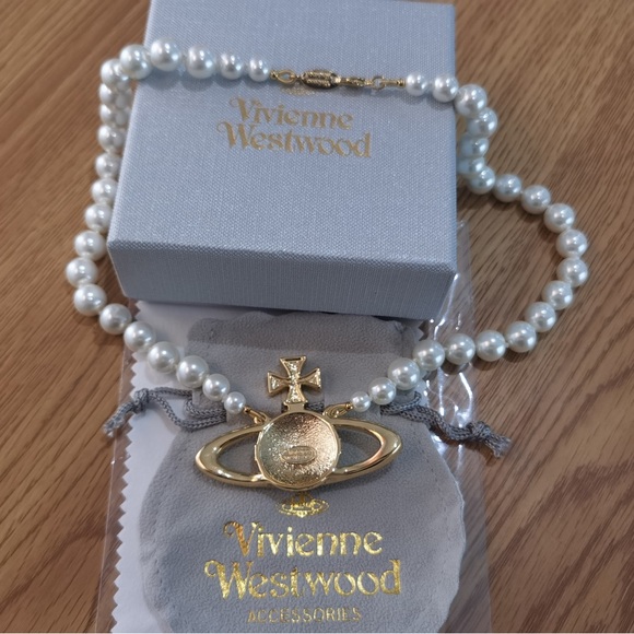 💎🪐Beautiful🪐💎Vivienne Westwood LARGE Bas Relief Pearl Necklace - Picture 7 of 7